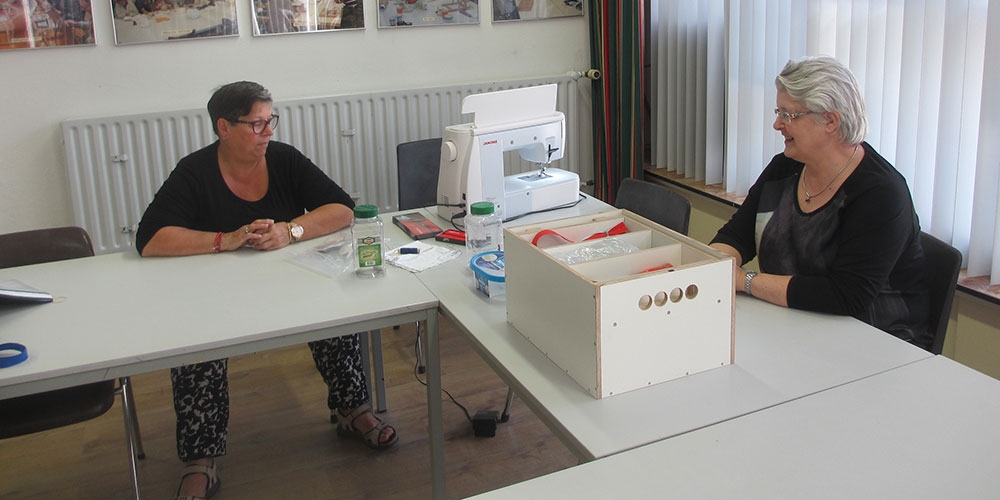 De dames van reparatie Textiel: Annemiek Aben en Maria v. Boxtel.